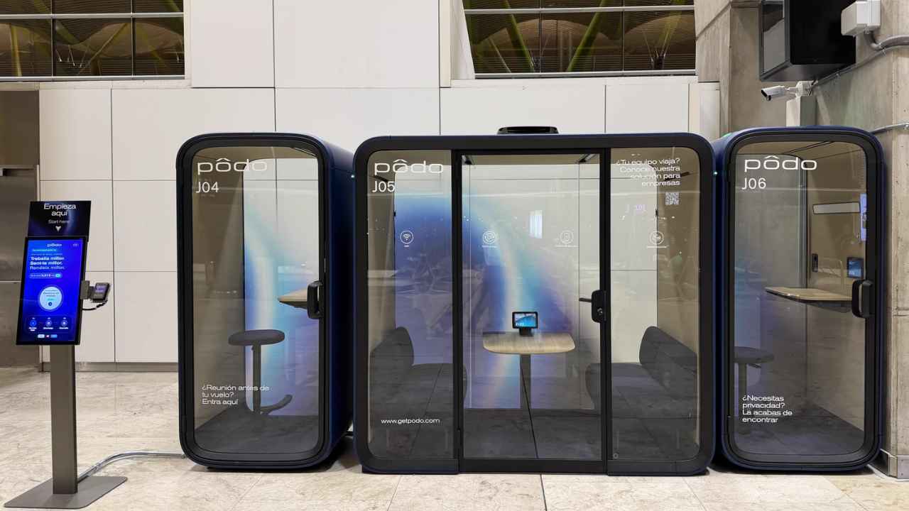 Cabinas de teletrabajo Pôdo instaladas en la Terminal T4 del aeropuerto de Madrid-Barajas