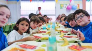 Madrid reabre las becas comedor con pagos de 295, 445 o 979 euros y plazo hasta el 16 de noviembre