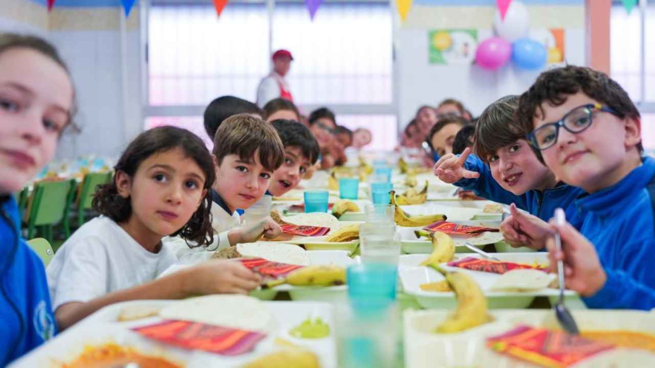 Alumnos comiendo en un comedor escolar de la Comunidad de Madrid.