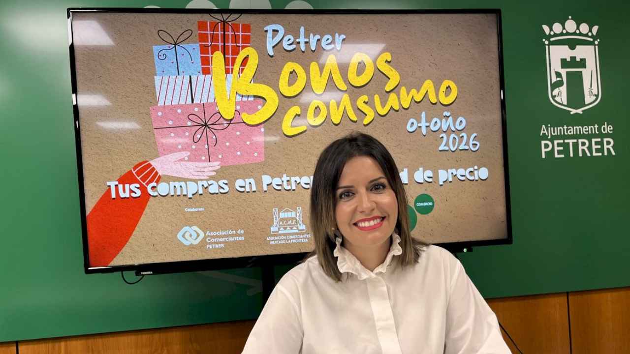 Presentación de los Bonos Consumo Petrer 2026 en el Ayuntamiento, con descuentos de hasta 100 euros por persona para comprar en comercios locales.