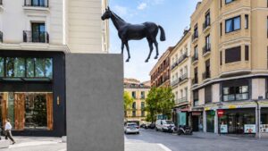 Un caballo de bronce de 1,90 metros de alto parece flotar en pleno corazón de Madrid: solo apoya una pezuña sobre el pedestal