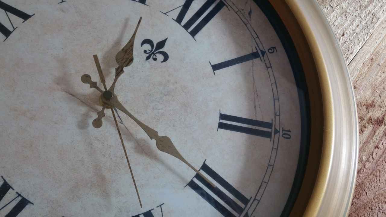 Reloj analógico con números romanos que ilustra el cambio al horario de invierno en España.