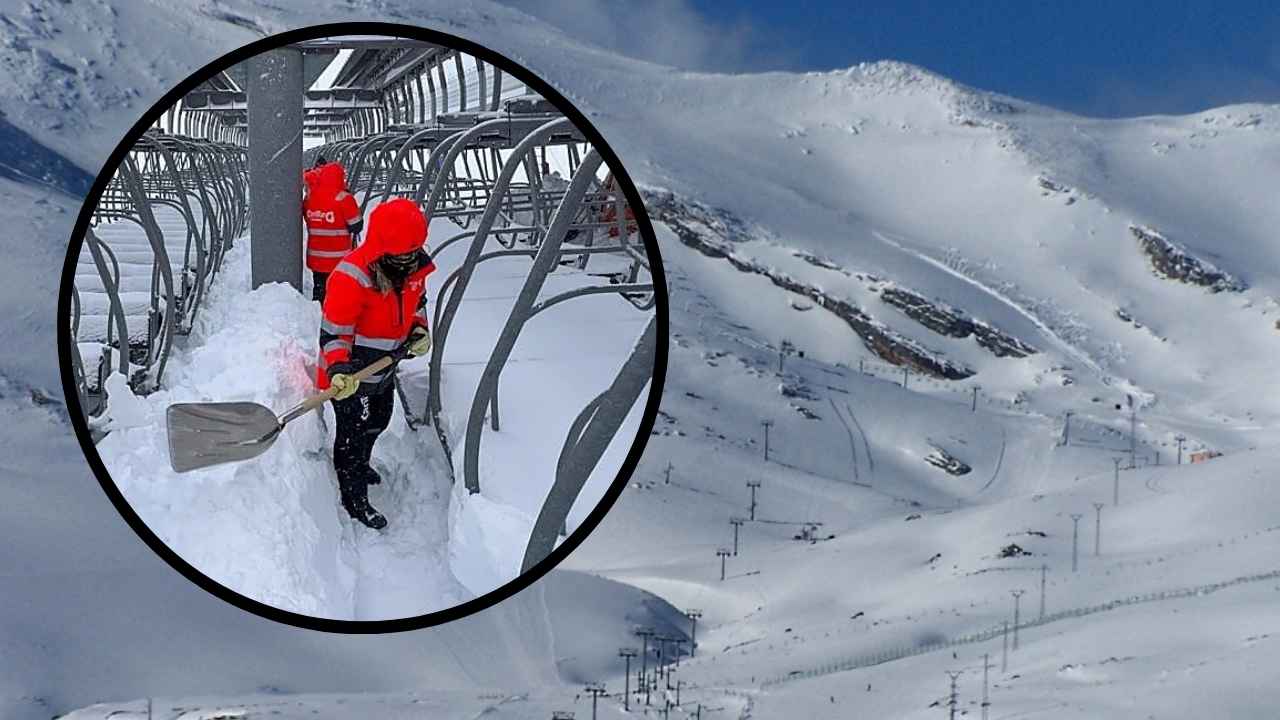 Trabajadores retirando nieve de los remontes en la estación de esquí de Alto Campoo, en Cantabria