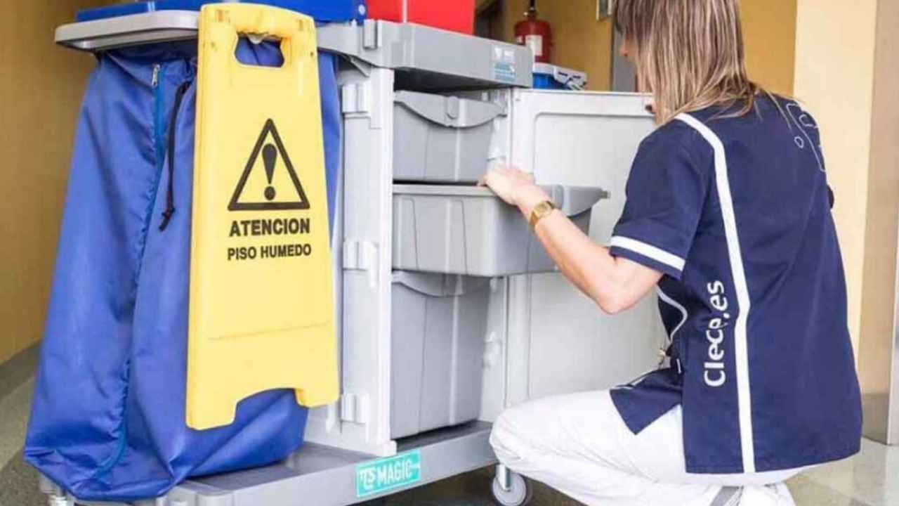 Profesional utilizando una fregadora para limpiar el suelo de unas instalaciones.