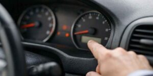 Compraron coches de segunda mano sin saber que tenían los kilómetros rebajados y la Justicia condena a los vendedores