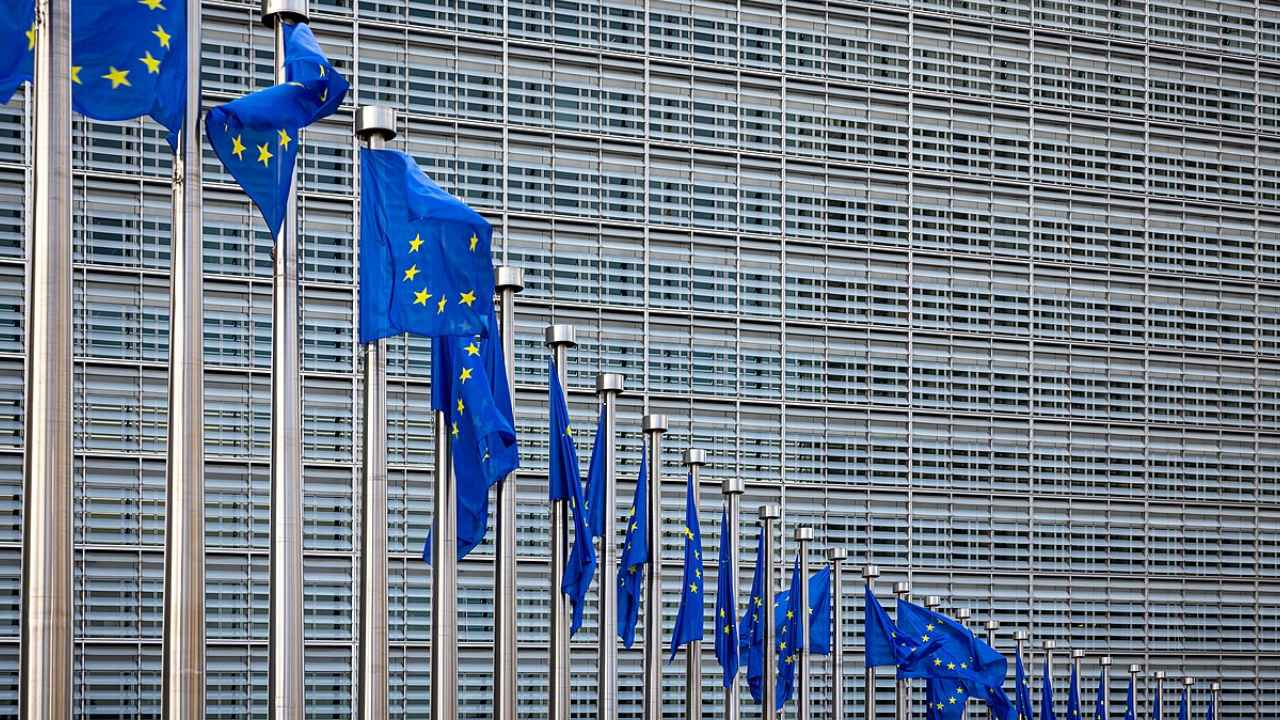 Banderas de la Unión Europea ante la fachada del edificio Berlaymont en Bruselas