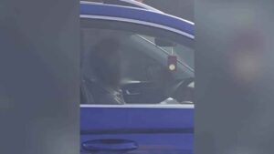 Una conductora paga una multa con el móvil al volante y recibe otra de más de 230 euros en pleno atasco con retirada de 6 puntos