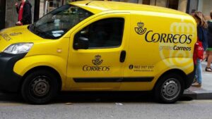 Correos debe readmitir y pagar 20.000 euros a una trabajadora tras un despido nulo por represalias