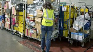 Correos mantiene abierta la inscripción para trabajar en Navidad: requisitos según el puesto de trabajo
