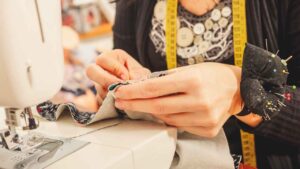 Una costurera consigue 25.146 euros de indemnización por el desgaste de su pulgar y puede seguir trabajando