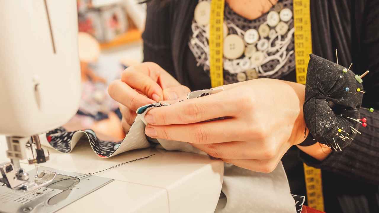 Costurera trabajando con una máquina de coser en un taller de confección