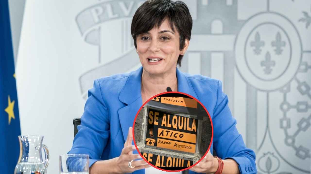 Montaje de una representante del Gobierno durante una comparecencia institucional junto a un cartel de vivienda en alquiler.