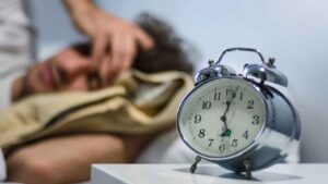 Tu alarma suena y tú sigues dormido aunque subas el volumen y cambies el tono: qué puedes hacer para cambiar esto