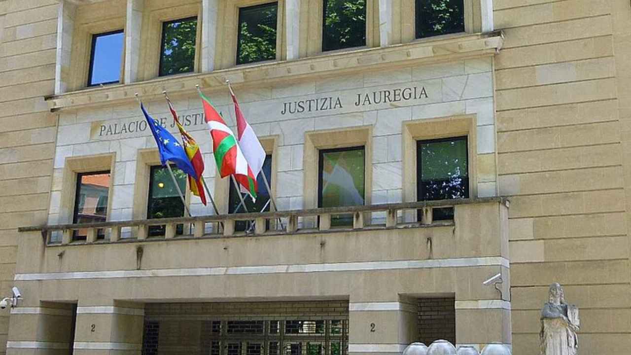 Fachada del Palacio de Justicia de Bilbao, con las banderas oficiales y la escalinata de acceso al edificio.