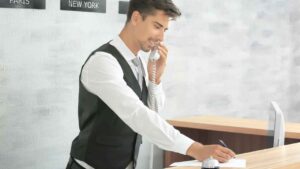 Un recepcionista encuentra su trabajo cerrado tras volver de la paternidad y logra que la justicia reconozca su despido