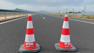 Adiós a encontrarse obras por sorpresa, la DGT muestra cómo funcionan sus nuevos conos conectados