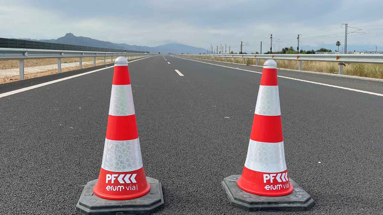 Dos conos de señalización vial sobre una carretera, imagen de la tecnología de conos conectados presentada por la DGT para avisar de obras.
