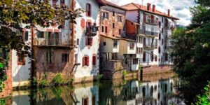 El pueblo de España que combina una ruta literaria con quesos, chocolate y arquitectura señorial