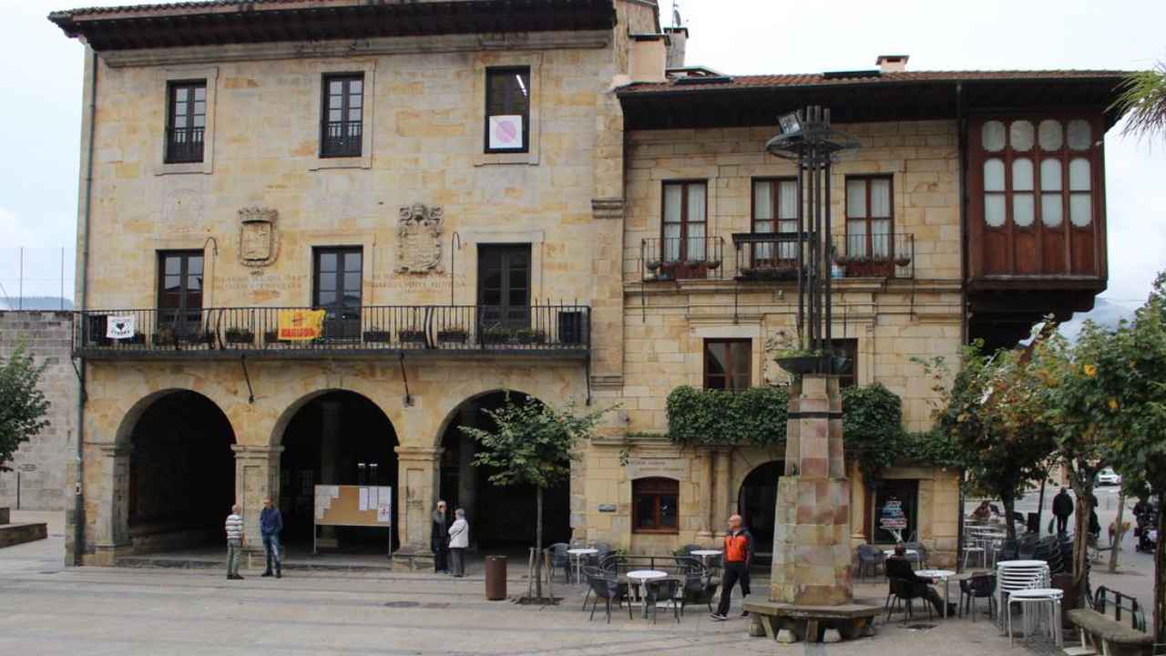 Fachada del Ayuntamiento de Elorrio, en Bizkaia, municipio que ha convocado ayudas al alquiler para jóvenes en 2026.