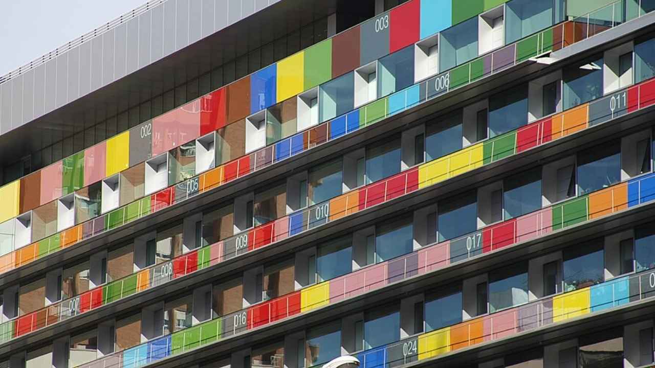 Fachada de colores del edificio del INE en el paseo de la Castellana de Madrid.