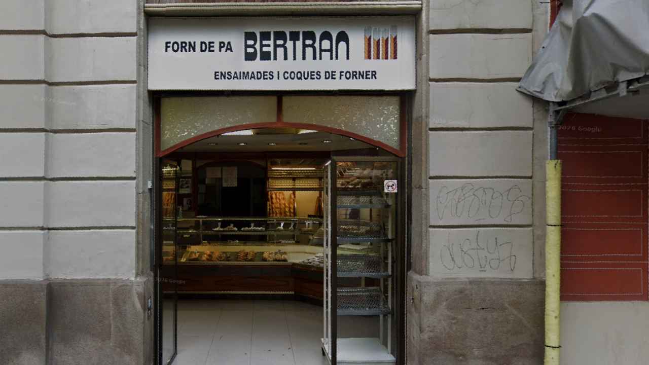 Fachada del histórico Forn Bertran en el paseo de Sant Joan de Barcelona, una panadería fundada en 1957 cuya reapertura sigue bloqueada.