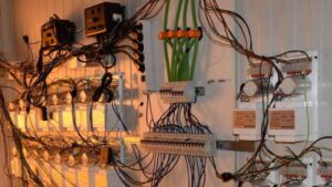 Le descubren un enganche ilegal de luz, le reclaman casi 12.000 euros y la Justicia acaba dando un giro al caso