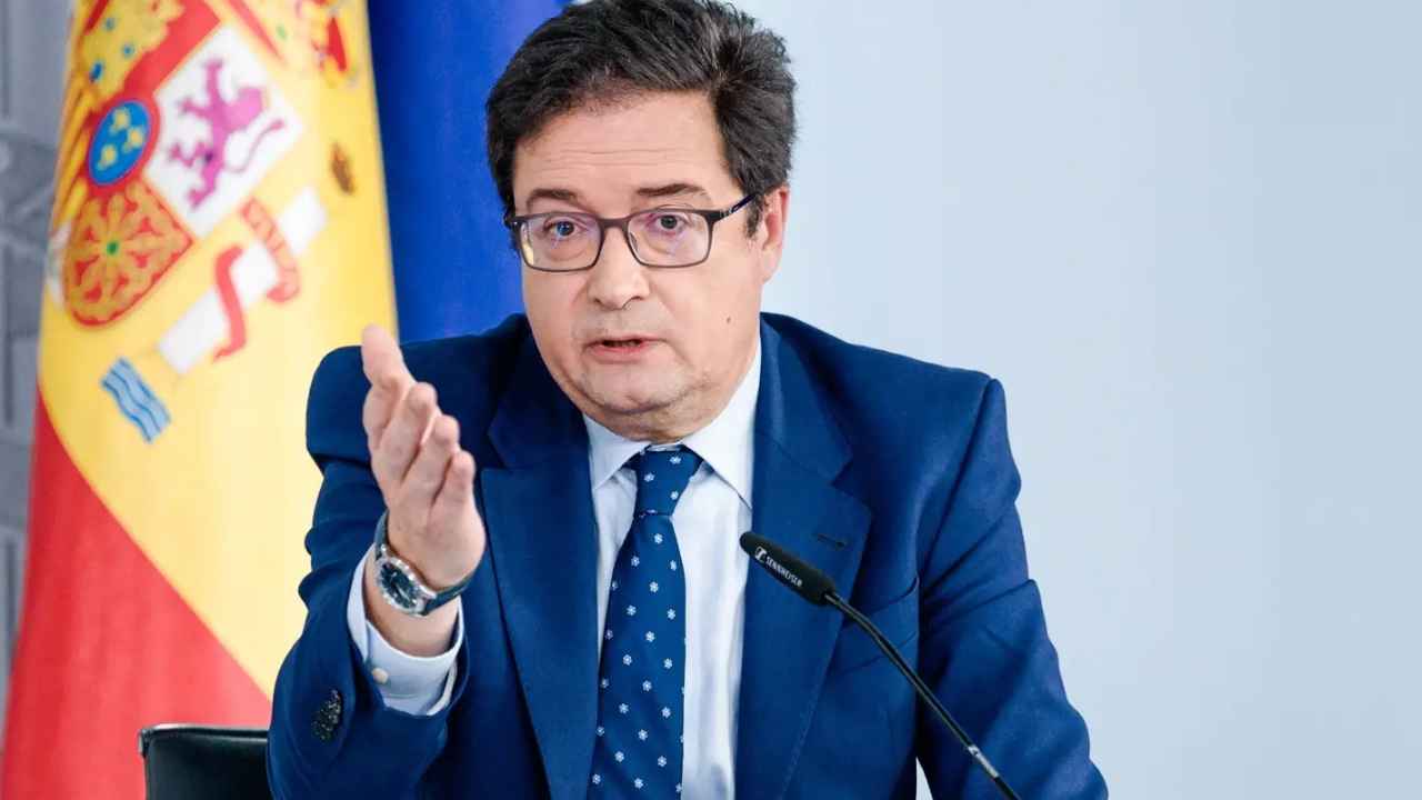 Representante del Gobierno de España durante una rueda de prensa sobre asuntos de Función Pública, ante la bandera española.