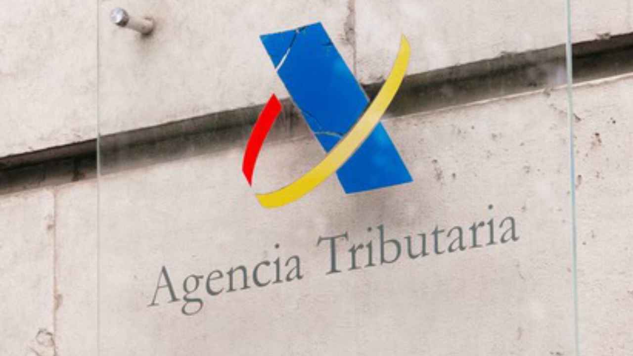Logotipo de la Agencia Tributaria en la fachada de un edificio de Hacienda en España.