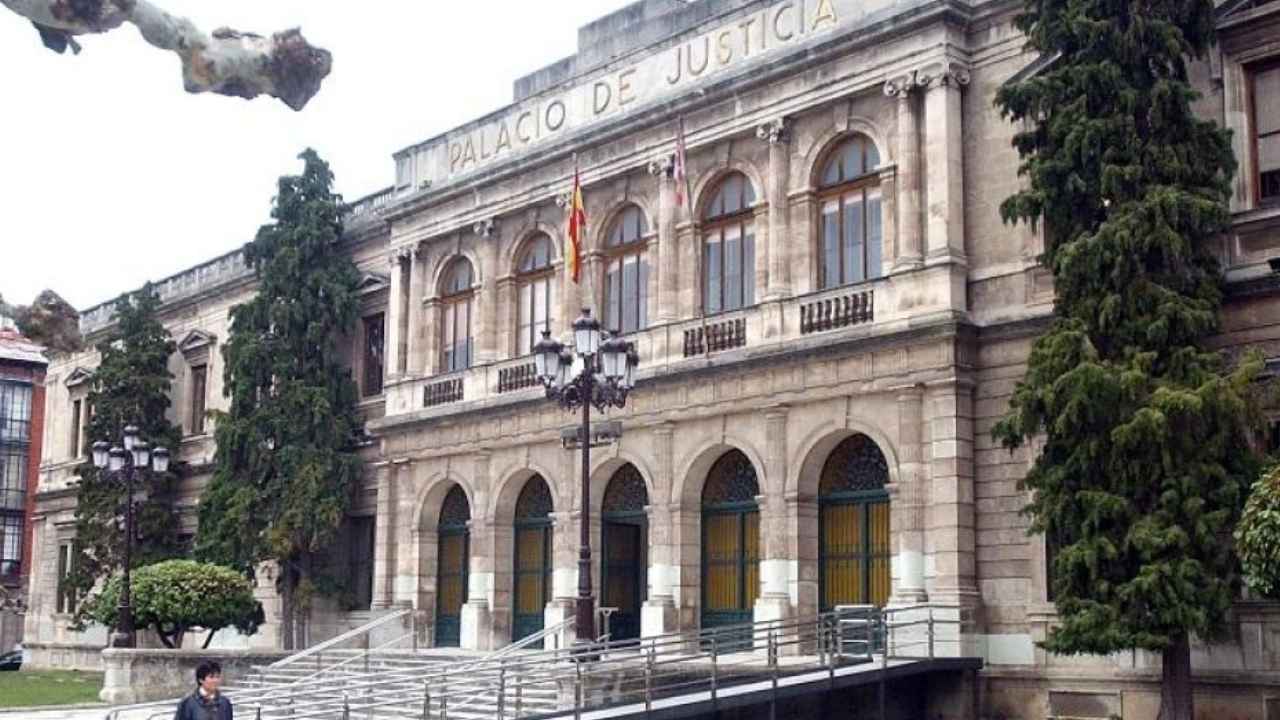 Fachada del Palacio de Justicia de León, edificio judicial relacionado con el caso de un hostelero absuelto por deudas a la Seguridad Social