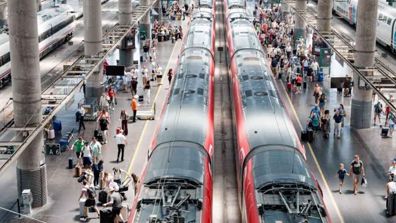 Trenes de alta velocidad de Renfe estacionados en una estación con viajeros en los andenes Copiar