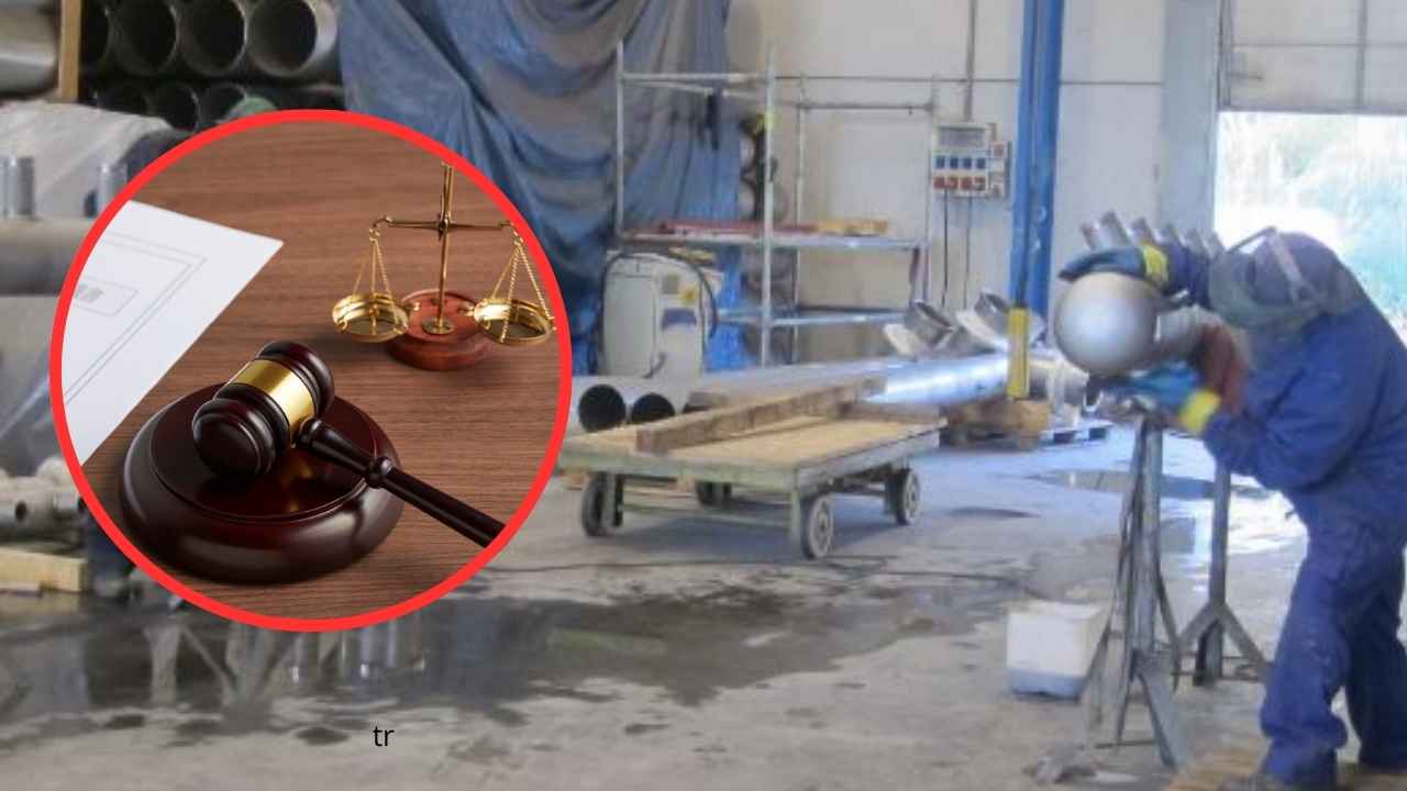 Operario trabajando en una fábrica industrial con una imagen superpuesta de un mazo judicial y una balanza de la justicia.