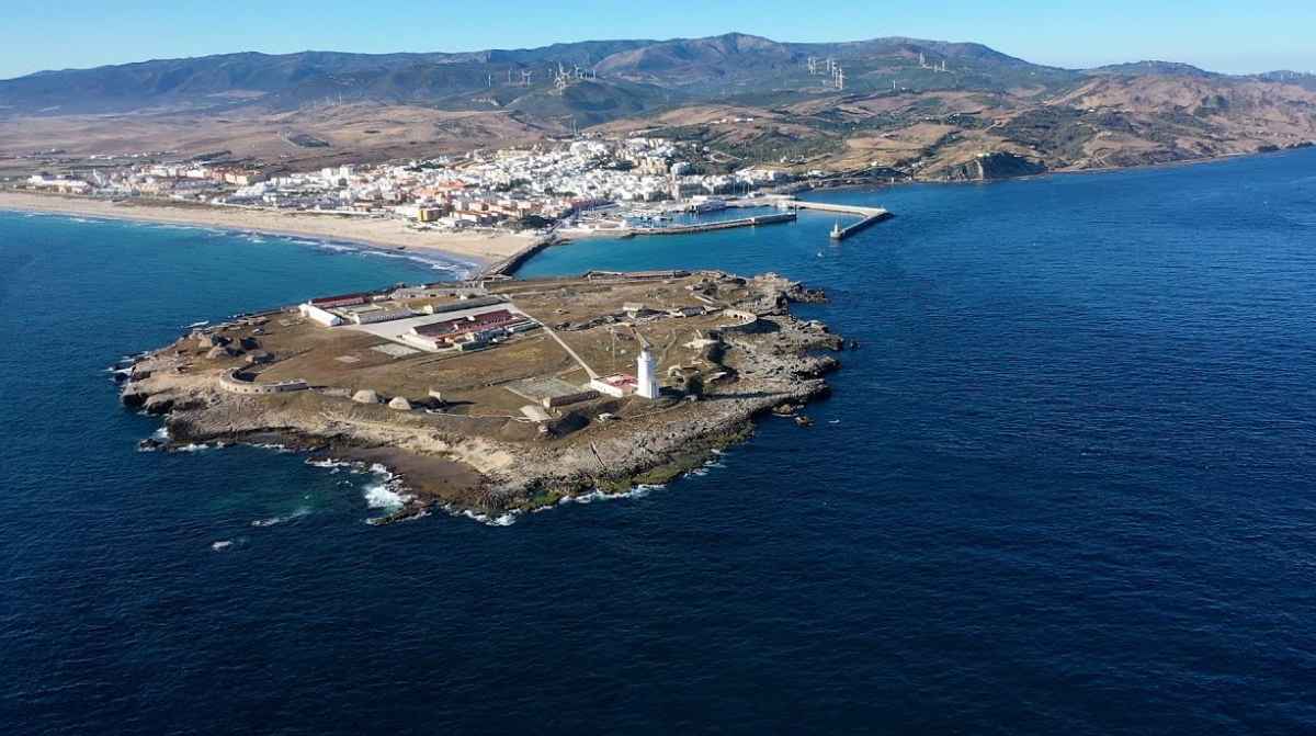 Vista aérea de la isla de las Palomas con su faro y Tarifa al fondo.