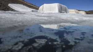 Cuatro estudiantes cubren un glaciar con lana de oveja y los primeros resultados sorprenden