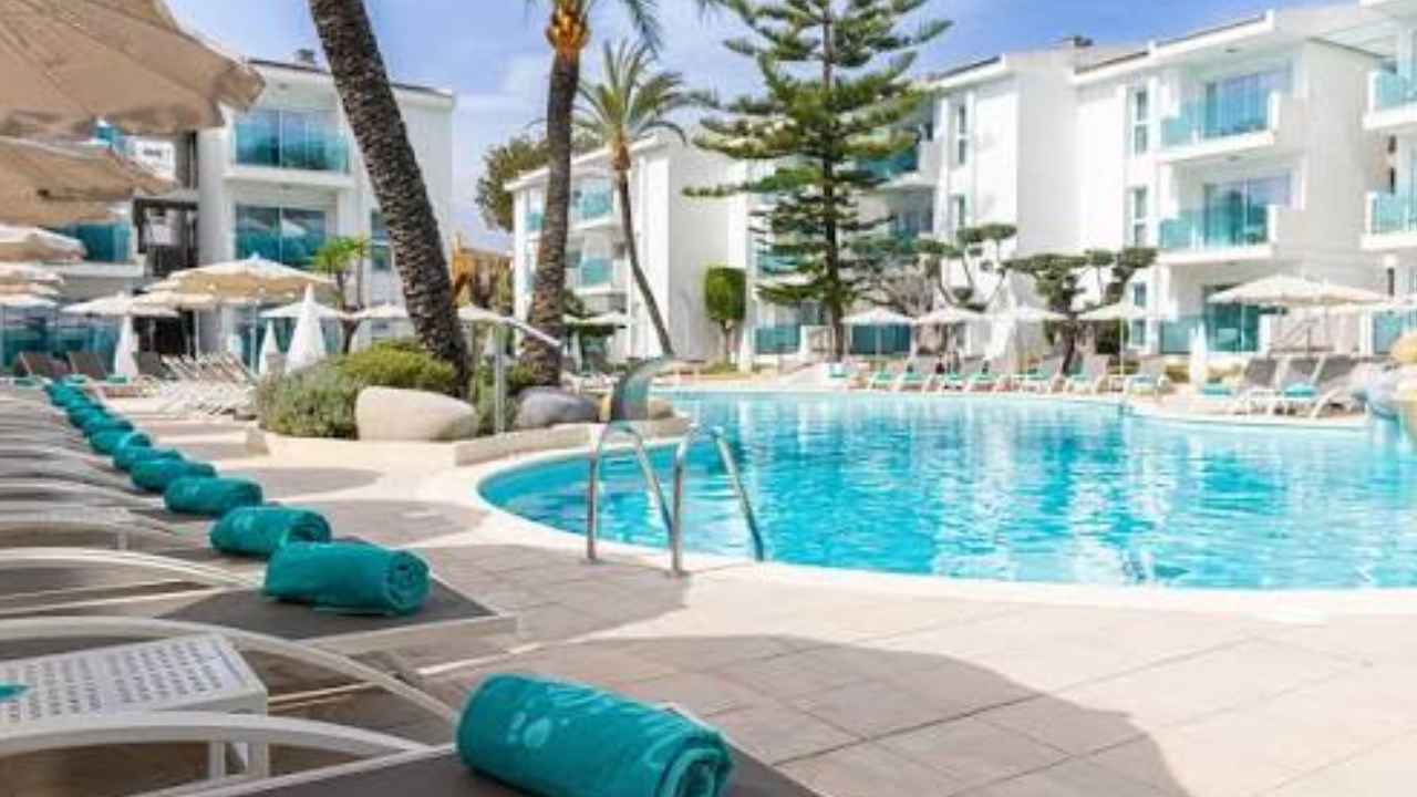 Hotel de MarSenses con piscina, terrazas y zonas exteriores