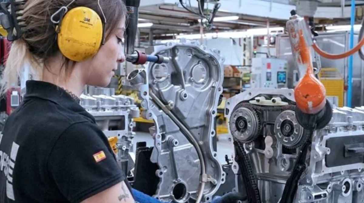 Trabajadora en una fábrica durante un proceso industrial en España