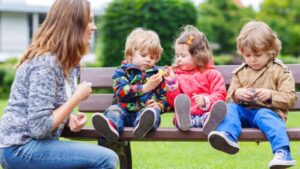 Las madres y padres que crían solos a sus hijos ya pueden solicitar este nuevo reconocimiento oficial en Andalucía