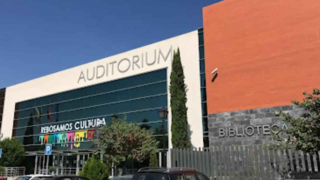 Fachada del auditorio y biblioteca municipal de Arroyomolinos, donde se convocan dos plazas de técnico auxiliar de biblioteca.