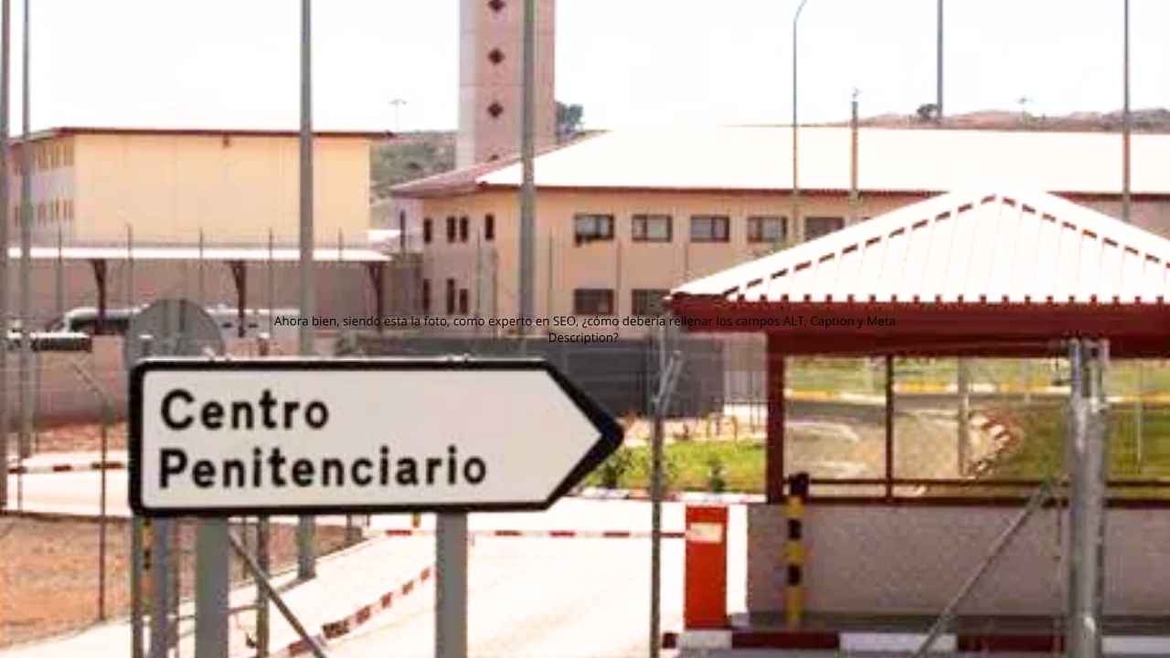 Exterior de un centro penitenciario con torre de vigilancia, garita de seguridad y acceso principal a las instalaciones.
