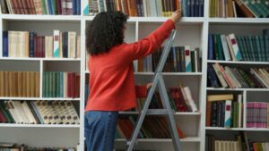 La UMH ofrece seis plazas fijas de auxiliar de biblioteca y permite presentarse sin experiencia con solo la ESO
