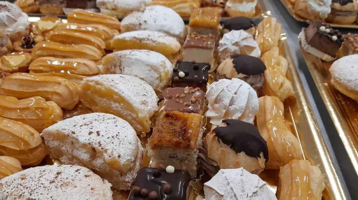 Surtido de repostería expuesto en bandejas, con diferentes rellenos y coberturas.