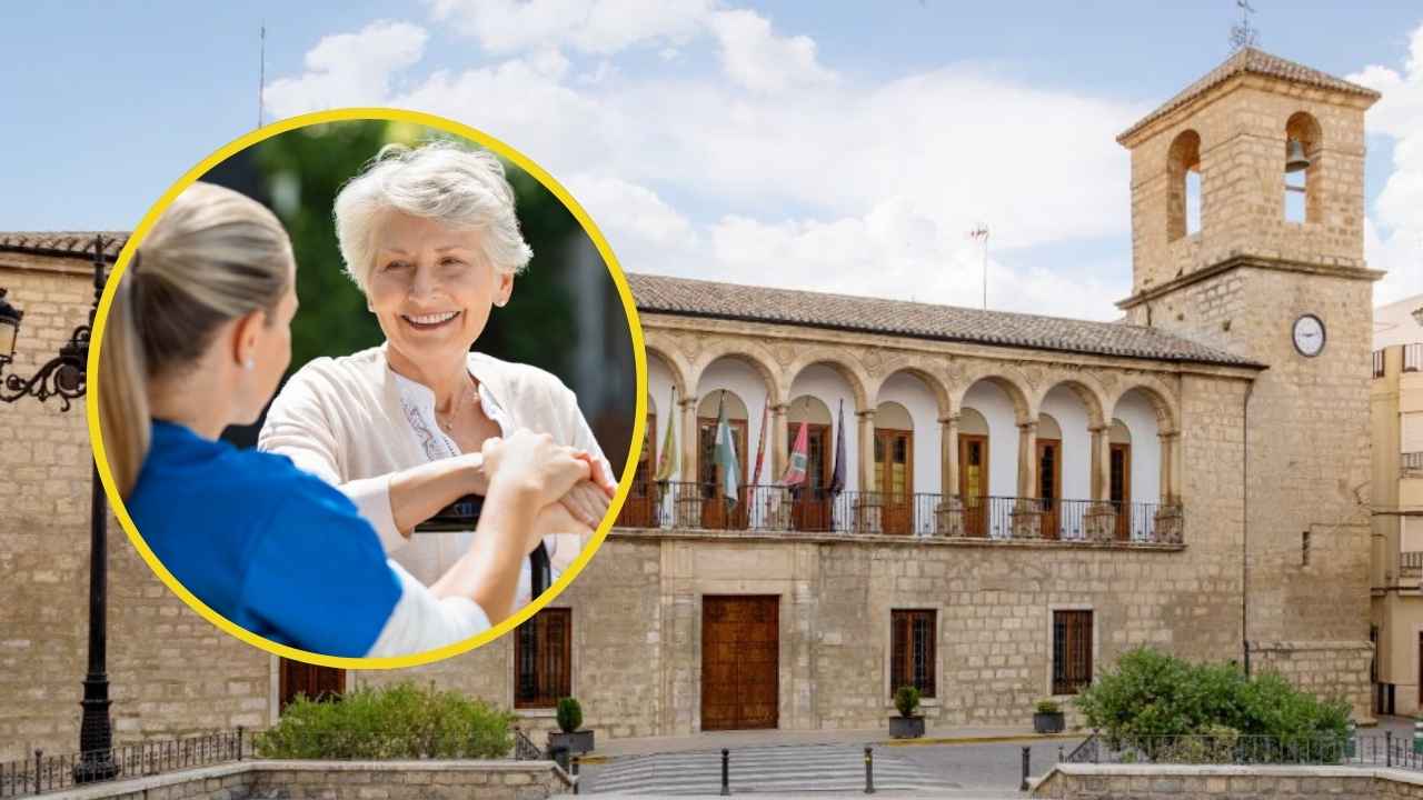 Fachada de un edificio municipal de Torredonjimeno con una imagen de una cuidadora atendiendo a una mujer mayor, en una noticia sobre empleo en ayuda a domicilio.