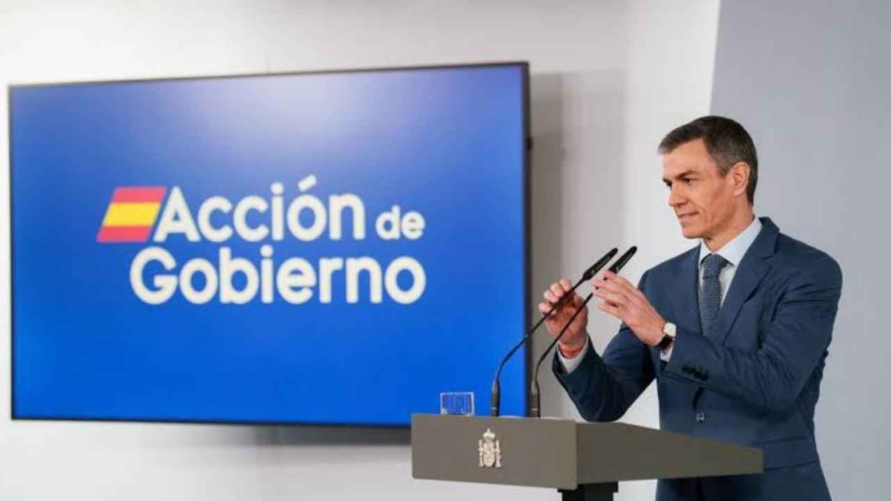 Pedro Sánchez ante un atril junto a una pantalla con el lema «Acción de Gobierno»