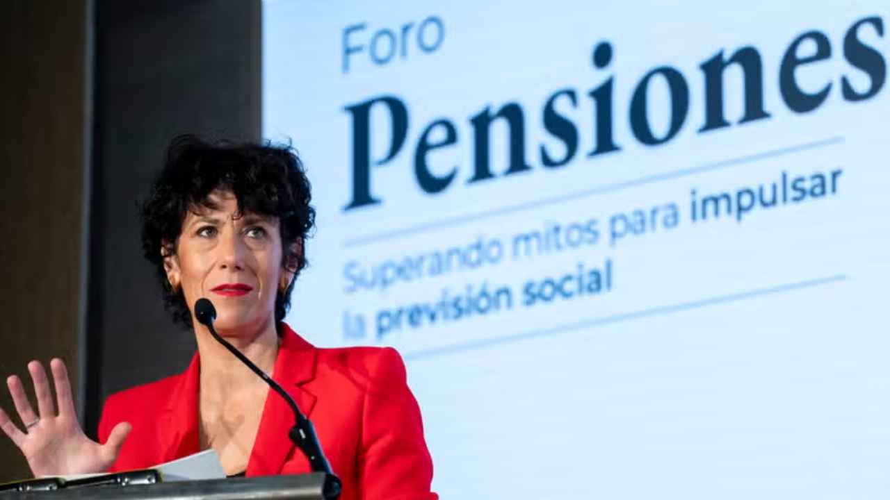 Representante institucional interviene en un foro sobre pensiones y previsión social ante un atril