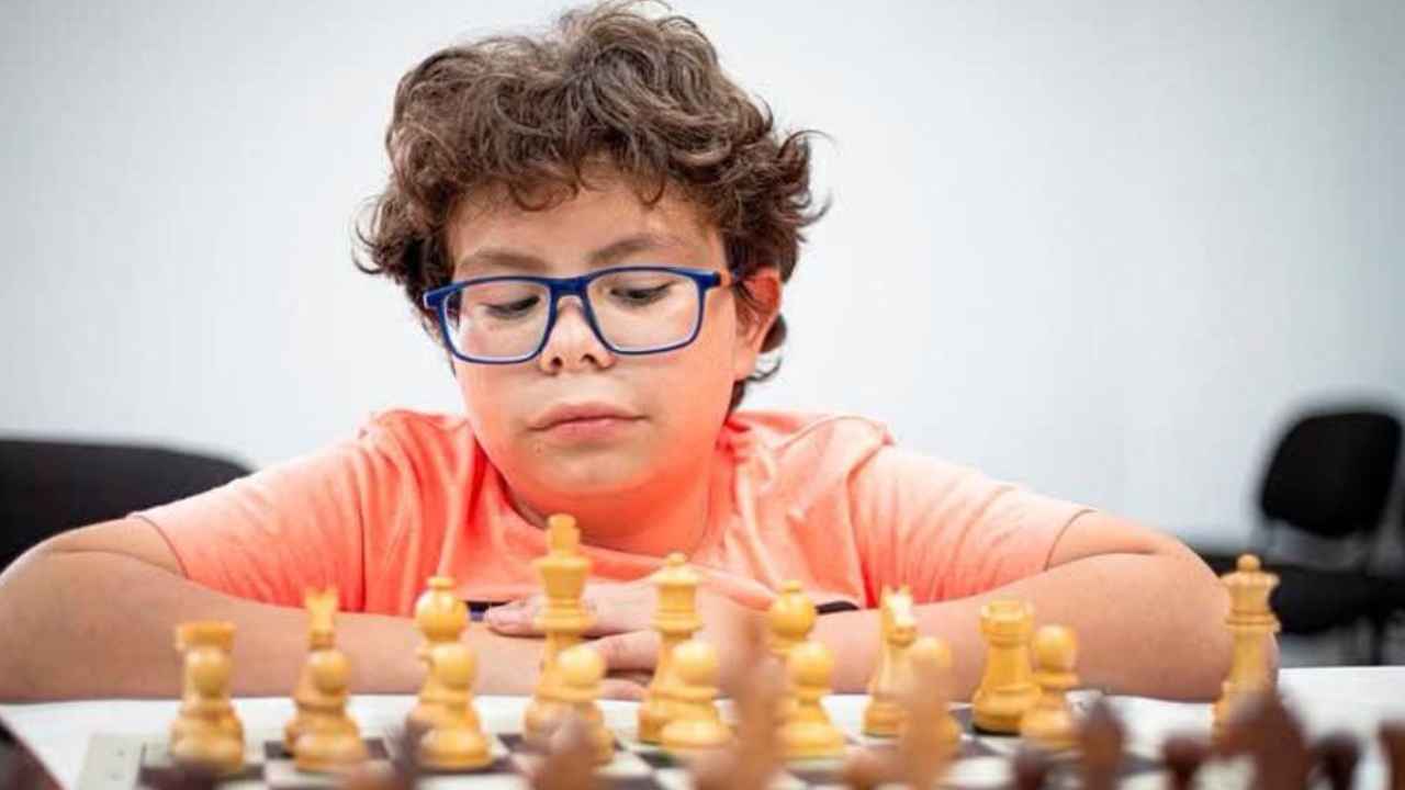 Ricardo Ordóñez observa las piezas de un tablero de ajedrez.