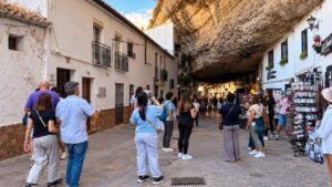 El pueblo andaluz que combina casas bajo la roca y unas migas tradicionales es ideal para verlo en un día