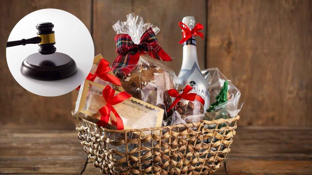 Cesta de Navidad con dulces, productos navideños y una botella, imagen del derecho laboral reconocido por el Tribunal Supremo.