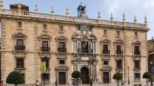 Cobra su indemnización de 18.749,76 euros en doce plazos y logra que la empresa deba readmitirla o pagarle 15.130,88 más