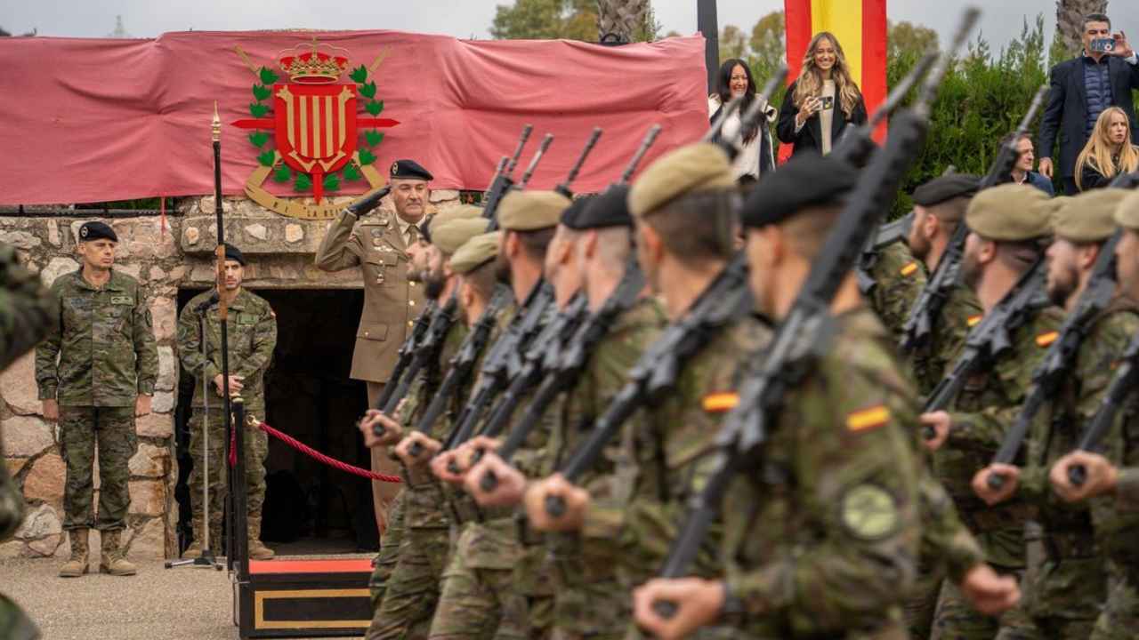 Militares españoles en formación con fusiles durante un acto castrense.