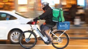 Miles de repartidores de Uber Eats cambiarán su situación laboral antes de que termine noviembre