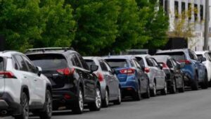 Unos vecinos cruzaban un aparcamiento para llegar a casa y recibían multas de casi 120 euros al ser captados por las cámaras